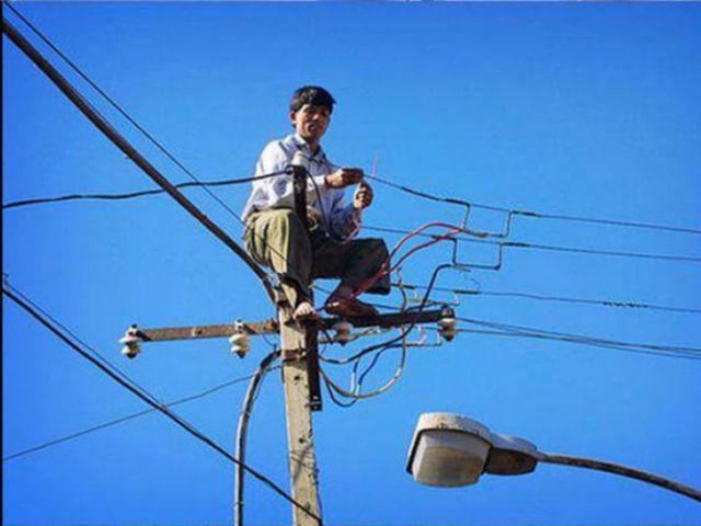 Elektriker bei der Arbeit.jpg