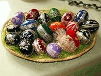 220px-Easter_eggs_-_straw_decoration.jpg