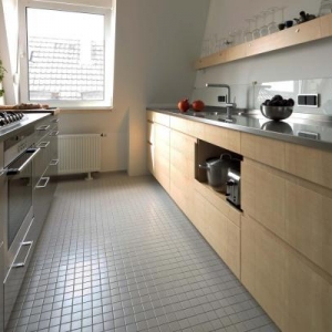 Küche in Ahorn, Schiefer und Edelstahl