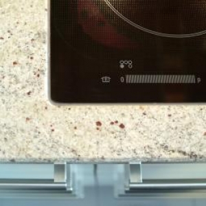 Küche in Schichtstoff weiß, Granit und Elsbeere