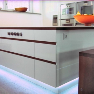 Küche in Hochglanzlack, Eiche und Quarzkomposit