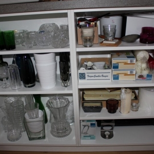 Auch Vasen, Kristallgläser und die Kerzensammlung haben einen Platz gefunden und auch wertvollen Stauraum im Wohnzimmer gespart..