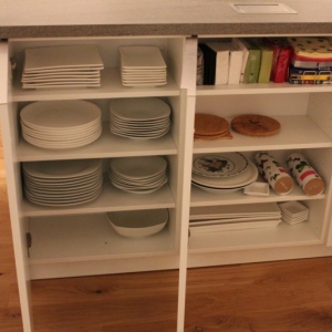 Zunächst primär aus optischen Gründen gewählt ist der Stauraum super. Da nur 35 tief sind an dieser Stelle auch Drehtüren absolut ausreichend da nur ein Teller in der Tiefe reinpaßt. Hingewandt zum Esstisch ist das optimal.