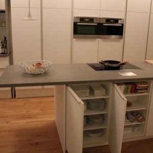 Stauraum hinter der Insel.
Ja ich weiß die Öffnungsrichtung ist etwas ungeschickt ... läßt man Schatz und den Küchenbauer 30 min alleine.