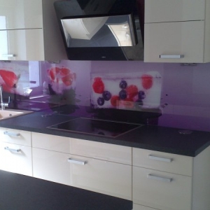 Glasnische auf Maß (Sonderlänge 320 cm) mit Steckdosenelementen in der APL