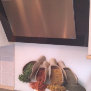 Glasnische auf Maß hinter Kochfeld