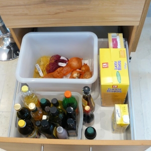 Block: Auszug ganz unten; Kartoffeln und Zwiebeln, Essig und Öl. Die Boxen sind superpraktisch, es fällt nichts um und es kann nichts ausfließen :-)