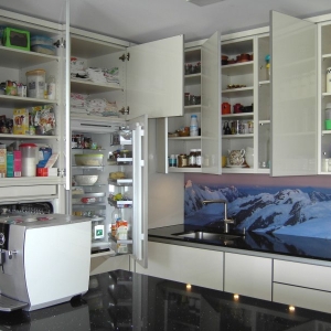 Stauraum Hochschrank und Hängeschränke, rechts im Eck der Kühlschrank