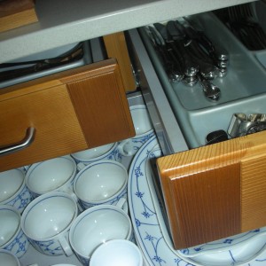 2 Schubladen nebeneinander im 80er Unterschrank