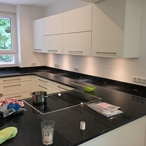 Ballerina Küche mit Naturstein-Arbeitsplatte