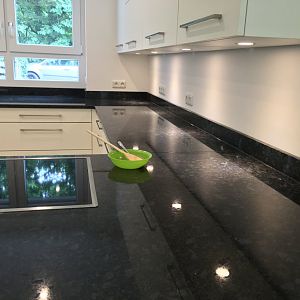 Ballerina Küche mit Naturstein-Arbeitsplatte