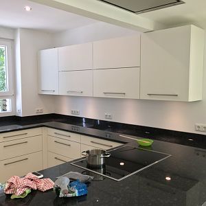 Ballerina Küche mit Naturstein-Arbeitsplatte