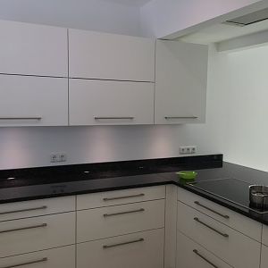 Ballerina Küche mit Naturstein-Arbeitsplatte