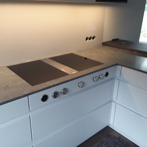 Leicht Avance  Mattlack mit Naturstein Strasser Atlantis.jpg