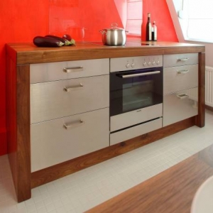 Kochtisch in Edelstahl und Nußbaum