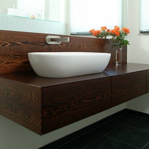 Waschtisch in Wenge wandhängend
Fronten umlaufend auf Gehrung