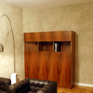 Wohnraumschrank in Nußbaum-Furnier