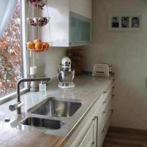 Küchenzeile mit 75 cm übertiefen Granit-Arbeitsplatte