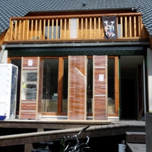 Anlieferung von hinten- Wer hat schon eine Küche auf der Terrasse? Küchenfenster: 5,20m x 2,20m (wer soll das putzen????)