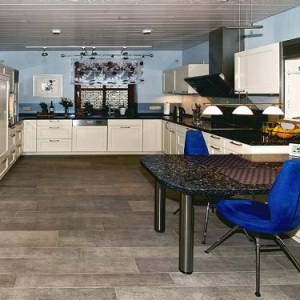 Unsere neue Küche mit einem Weitwinkelobjektiv aufgenommen. Das Blau der Stühle ist in Original deutlich sanfter.