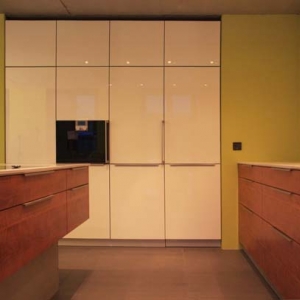 Hochschrankbereich
Das rechte Feld ist Durchgang zum HWR und mit einem Schleppsockel ausgeführt