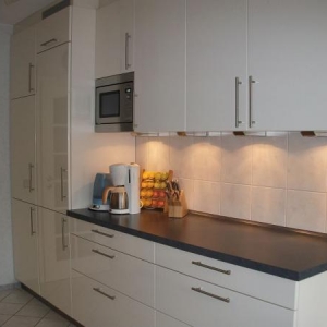 k neue Küche 2010 Linke zeile mit Kühl/Gefrierkombi groß und Vorratsschrank mit Auszügen