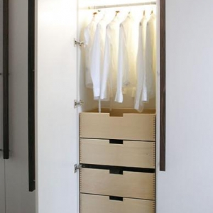 Innenleben Kleiderschränke recht einfach in weißem Melamin, Schubladen in Buche