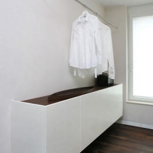 Sideboard mit filigraner Kleiderstange zum Auslüften einzelner Kleidungsstücke