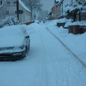 14.12.2010-15 Uhr
Raus aus meiner Haustür und dann rechts geguckt ... Schnee, mein Auto und die lange freigeschippte (2 Std. früher) Parkbucht