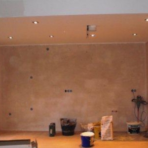 CIMG0840 1 - Die Decke ist abgehängt und mit Strahlern versehen. Fußboden/Fliesen und Tapeten fehlen noch