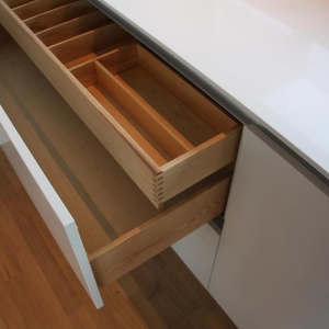 Auszüge und Innenauszüge in Esche massiv
Individuelle Unterteilungen