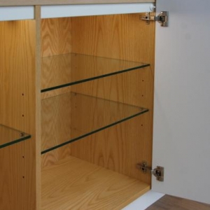 Unterschränke Insel außen in Esche mit Glasböden und Beleuchtung