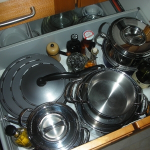 Kochfeldseite - 80er unter Kochfeld - verbundene Schublade 2 und Auszug 1 = 3 Raster
Kochtöpfe - Öle, Essig etc.