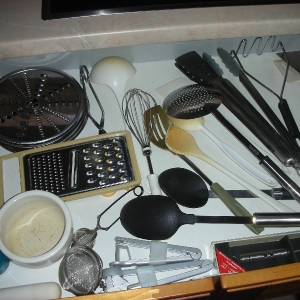 Kochfeldseite - 80er unter Kochfeld - Schublade 1
Kochbesteck etc.