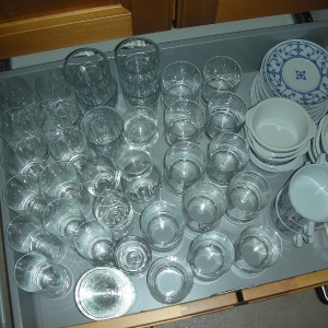 Kochfeldseite - neuer 80er - Auszug 2
Saft- und Longdrinkgläser, Kleine Schüsseln, Untertassen kleine Schüsseln