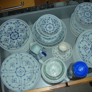 Kochfeldseite - neuer 80er - Auszug 1
Komplettes Essgeschirr und Teil Serviergeschirr
(stand bisher im unteren Teil von WZ-Buffett und es war nur Wühlerei)