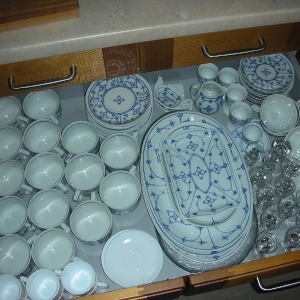 Kochfeldseite - neuer 80er - Schublade 2
Kaffeetassen, Servierplatten, Untertassen, Schnapsgläser, Espressotassen, Eierbecher usw.