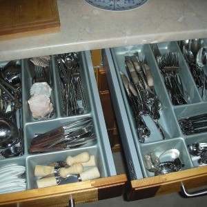 Kochfeldseite - neuer 80er - Schublade 1 .. sind 2-geteilt
Servier- und Sonderbesteck sowie Essbesteck