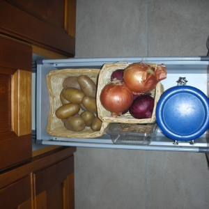 Spülenseite - 30er - zwischen GSP und Spüle - Auszug 2
Kartoffeln/Zwiebeln, GSP-Pulver