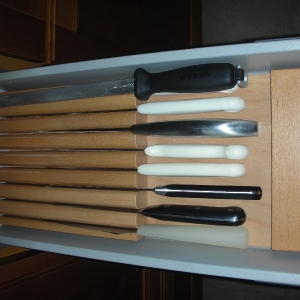 Spülenseite - 30er - zwischen GSP und Spüle - Schublade 1
Messerblock