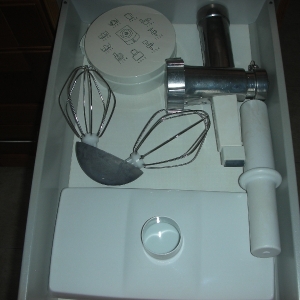 Spülenseite - 40er - Schublade 2
die zusätzlichen flachen Teile der Küchenmaschine
