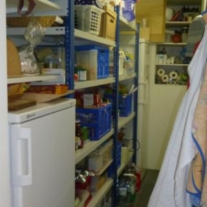 Speisekammer mit Regalen