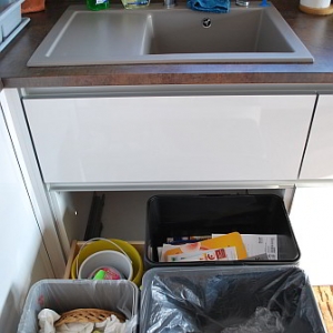 Müll unter der Spüle (Papier, Grüner Punkt und Restmüll). Behälter von Ikea passen perfekt.