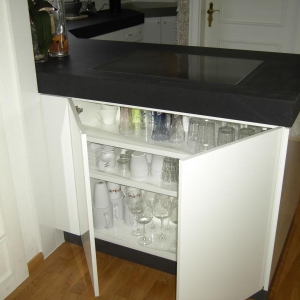 an der Insel aussen ein Gläserschrank