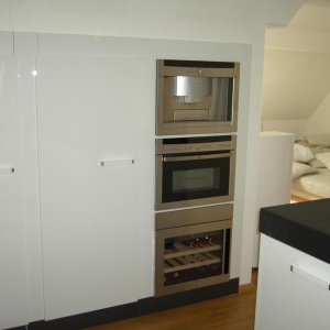 Hochschrankwand, in die Wand zum Dach integriert.