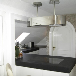 Blick von "Aussen" auf Insel und Designhaube (Umluft) von Best