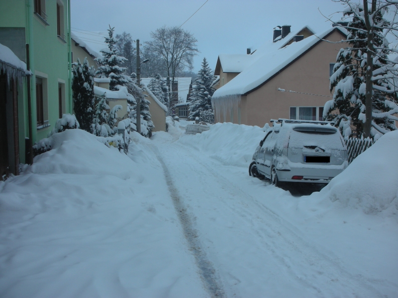 14.12.2010-15 Uhr
Raus aus meiner Haustür und dann links geguckt ... Schnee und Eiszapfen