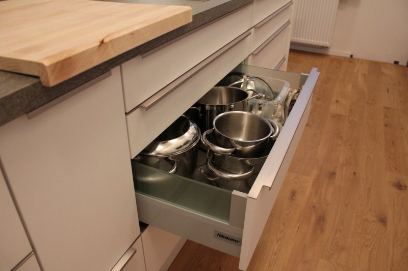 2 Raster Auszug - 2 x 12,5 = 25 
(gehört noch zu den niedrigeren Rasterhöhen)
Absolut ausreichend (zumindest meine) Töpfe zwei- bis dreifach zu stapeln.