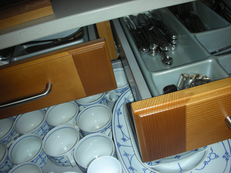 2 Schubladen nebeneinander im 80er Unterschrank