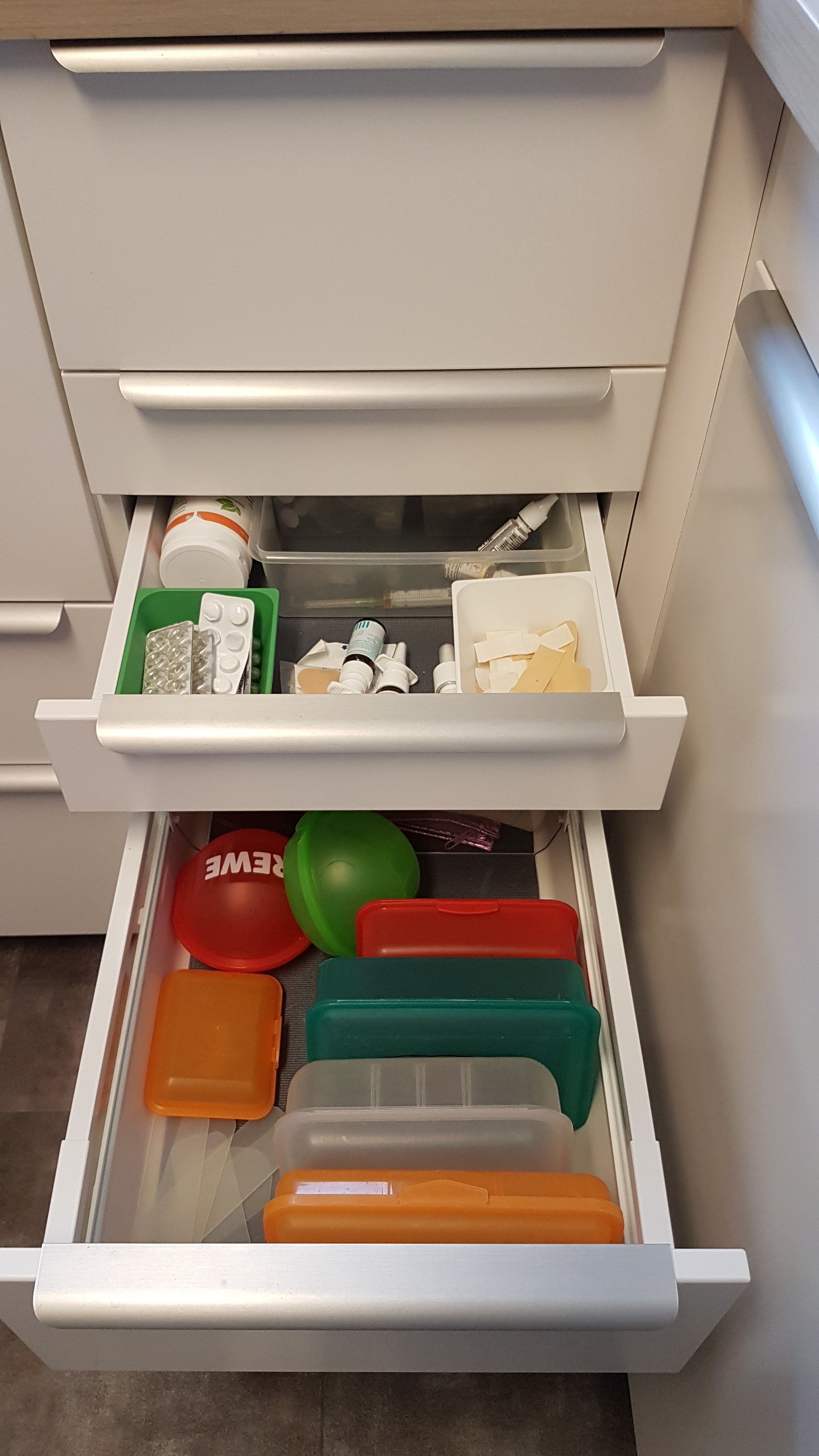 40er Unterschrank_Fenster_2.jpg